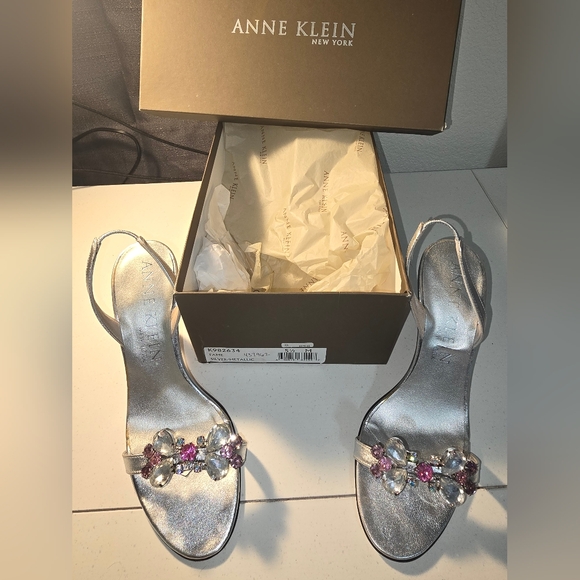 Ann klein  silver size 5.5 - Picture 1 of 8